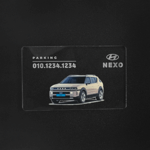 투명 아크릴 위에 선명하게 인쇄된 커스텀 주차번호판