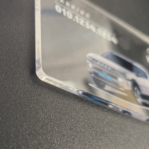 투명 아크릴 소재로 제작된 커스텀 주차번호판